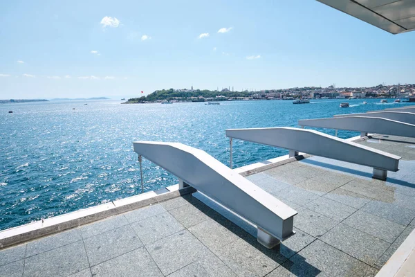 İstanbul, Türkiye - 10 Eylül 2023: Renzo Piyano İnşaat Atölyesi (RPBW Mimarisi) tarafından tasarlanan İstanbul Modern Sanat Müzesi terasından Boğaz manzarası)