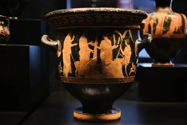 イスタンブール トルコ 2023年9月16日 イスタンブール考古学博物館のギリシャのテラコッタ鐘花瓶 セバスティア シーバスで発見された紀元前5世紀の日付 — ストック写真