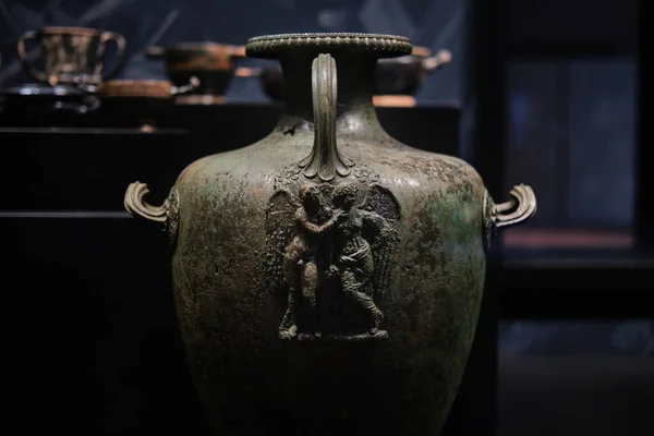 イスタンブール トルコ 2023年9月16日 イスタンブール考古学博物館のギリシャの青銅花瓶 ブルサで発見された紀元前5世紀の日付 — ストック写真