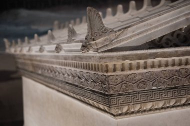 İstanbul, Türkiye - 16 Eylül 2023: İstanbul Arkeoloji Müzelerinde mermer sarkoagus. Tarihler MÖ 330 - MÖ 300 yılları arasında Sidon 'da bulundu (Saida, Lübnan)