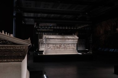 İstanbul, Türkiye - 16 Eylül 2023: İstanbul Arkeoloji Müzesinde Alexander Sarcophagus. Büyük İskender 'in kabartmalarıyla süslenmiş.