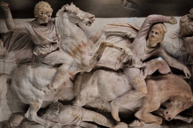 İstanbul, Türkiye - 16 Eylül 2023: İstanbul Arkeoloji Müzesinde Alexander Sarcophagus. Büyük İskender 'in kabartmalarıyla süslenmiş.
