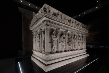 İstanbul, Türkiye - 16 Eylül 2023: İstanbul Arkeoloji Müzelerindeki Mermer Lahit. M.Ö. 350 tarihleri