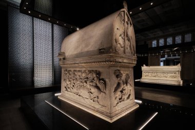 İstanbul, Türkiye - 16 Eylül 2023: İstanbul Arkeoloji Müzelerinde MarbleLycian Sarcophagus. M.Ö. 5. yüzyıldan kalma tarihler Sidon 'da bulunmuştur (Saida, Lübnan)