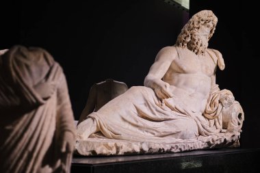 İstanbul, Türkiye - 16 Eylül 2023: İstanbul Arkeoloji Müzelerindeki Nehir Tanrısı Oceanus 'un mermer heykeli. Efes 'te 2. yüzyıldan kalma tarihler bulundu