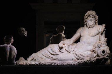 İstanbul, Türkiye - 16 Eylül 2023: İstanbul Arkeoloji Müzelerindeki Nehir Tanrısı Oceanus 'un mermer heykeli. Efes 'te 2. yüzyıldan kalma tarihler bulundu
