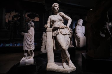İstanbul, Türkiye - 16 Eylül 2023: İstanbul Arkeoloji Müzesindeki Artemis 'in mermer heykeli. MÖ 4. yüzyılın orjinal kopyası Mytilene, Lesbos, Yunanistan 'da bulundu