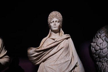 İstanbul, Türkiye - 16 Eylül 2023: İstanbul Arkeoloji Müzelerinde mermer kadın heykeli. Aphrodisias Antik Kentinde bulunan Roma döneminden kalma.