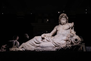 İstanbul, Türkiye - 16 Eylül 2023: İstanbul Arkeoloji Müzelerindeki Nehir Tanrısı Oceanus 'un mermer heykeli. Efes 'te 2. yüzyıldan kalma tarihler bulundu