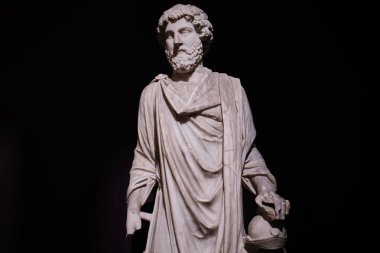 İstanbul, Türkiye - 16 Eylül 2023: İstanbul Arkeoloji Müzelerinde İmparator Marcus Aurelius 'un Mermer Heykeli. Antalya 'da 161-180 arası tarihler bulundu.