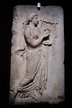 İstanbul, Türkiye - 16 Eylül 2023: İstanbul Arkeoloji Müzelerinde Cithara çalan bir ilham perisi ile mermer rahatlatıcı heykel. MÖ 2. yüzyıldan kalma tarihler Manyas 'ta bulundu.