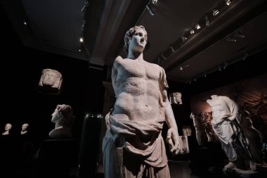 İstanbul, Türkiye - 16 Eylül 2023: İstanbul Arkeoloji Müzelerinde Büyük İskender 'in mermer heykeli. MÖ 3. yüzyıldan kalma tarihler Magnesia Antik Kentinde bulundu.