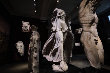 İstanbul, Türkiye - 16 Eylül 2023: Nike 'nin İstanbul Arkeoloji Müzelerindeki mermer heykeli. Pergamon Antik Kenti 'nde bulunan 2. yüzyıla dayanıyor.