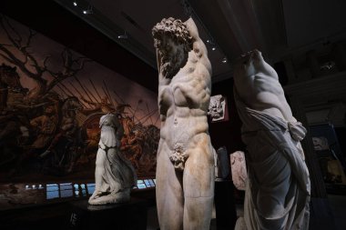 İstanbul, Türkiye - 16 Eylül 2023: İstanbul Arkeoloji Müzelerindeki Marsyas mermer heykeli. Tarsos 'ta bulunan Roma döneminden kalma.