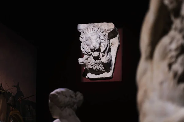 イスタンブール トルコ 2023年9月16日 イスタンブールの考古学博物館でライオンの陽性の大理石のコンソール 古代都市アフロディシアで見つかったローマ時代の日付 — ストック写真