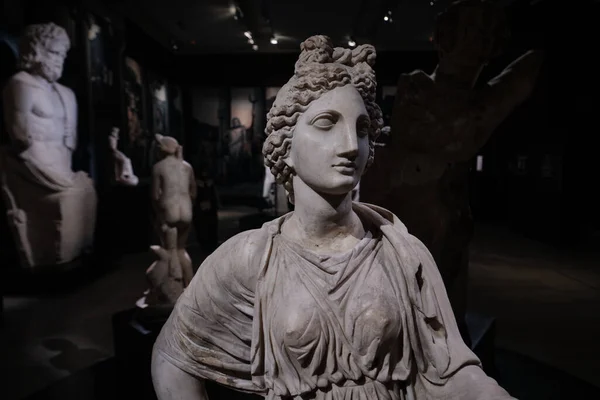 土耳其伊斯坦布尔 2023年9月16日 伊斯坦布尔考古博物馆的大理石阿耳特弥斯雕像 公元前2世纪在利比亚班加西Cyrene发现的 — 图库照片