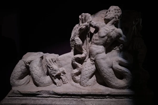 이스탄불 2023년 16일 이스탄불 고고학 박물관에서 사이의 전투를 묘사하는 대리석 — 스톡 사진