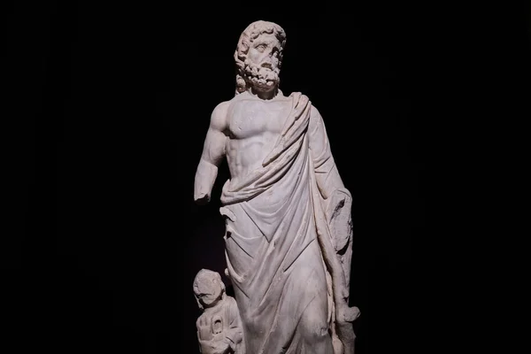 土耳其伊斯坦布尔 2023年9月16日 伊斯坦布尔考古博物馆中希腊健康神阿斯克莱皮乌斯的大理石雕像 公元前2世纪在米利都古城发现的 — 图库照片
