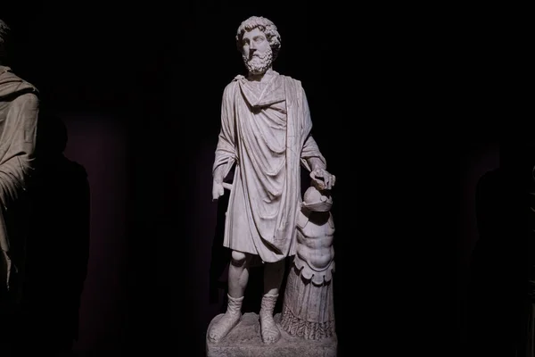 イスタンブール トルコ 2023年9月16日 イスタンブール考古学博物館のマーカス アウレリウス皇帝の大理石像 アンタルヤで見つかった161 180セリウムの日付 — ストック写真