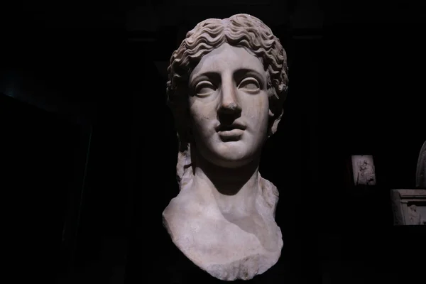 イスタンブール トルコ 2023年9月16日 イスタンブール考古学博物館の女性のマーブルヘッド トラーレスで見つかった初期のローマ時代にさかのぼる日付 — ストック写真