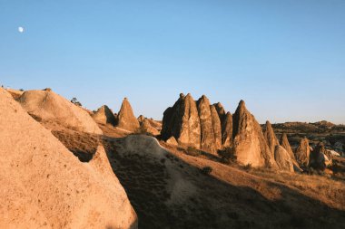 Kapadokya, Türkiye - 24 Mayıs 2020: Goreme 'de gün batımında güzel dağlar ve Kızıl Vadi