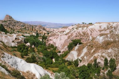 Kapadokya, Türkiye - 24 Mayıs 2020: Goreme yakınlarındaki Pigeon Valley ve Uchisar, Unesco Dünya Mirası 