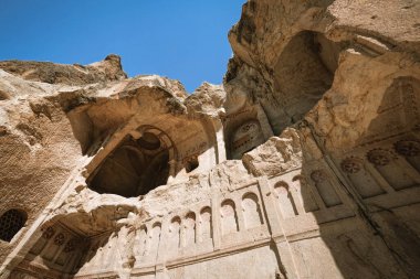 Kapadokya, Türkiye - 24 Mayıs 2020: Goreme Vadisi Açık Hava Müzesi 'ndeki Karanlık Kilise mağarası 