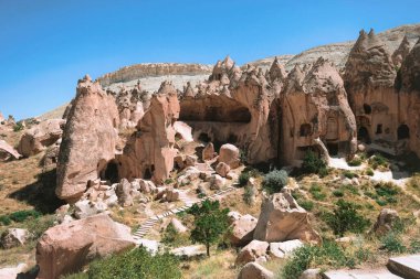 Kapadokya, Türkiye - 24 Mayıs 2020: Zelve Valley Ulusal Parkı 'ndaki mağara kenti ve kaya oluşumları