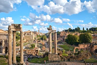 Roma, İtalya - 29 Ekim 2023: Roma Forumu (Foro Romano), Satürn Tapınağı ve Septimius Severus Kemeri, UNESCO Dünya Mirası Alanı