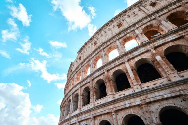 Roma, İtalya - 4 Kasım 2023: Kolezyum, Roma İmparatorluğu 'nun Mimari Harikası (Colosseo) mavi gökyüzü arka planı ve bulutları