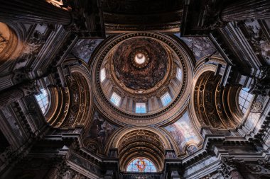 Roma, İtalya - 4 Kasım 2023: Agone Kilisesi 'ndeki Sant Agnese' nin iç mimari ve mimari detayları