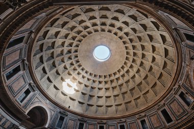 Roma, İtalya - 2 Kasım 2023: Muhteşem antik Roma tapınağı Pantheon 'un iç görünümü ve beton kubbe