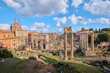Roma, İtalya - 29 Ekim 2023: Roma Forumu (Foro Romano), Satürn Tapınağı ve Septimius Severus Kemeri, UNESCO Dünya Mirası Alanı