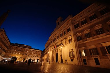Roma, İtalya - 29 Ekim 2023: Akşam karanlığında Palazzo Montecitorio Sarayı (İtalya Milletvekilleri Meclisi) aydınlandı
