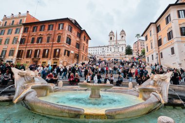 Roma, İtalya - 4 Kasım 2023: Piazza di Spagna 'daki ünlü İspanyol Merdivenleri kalabalık ve Roma' nın tepesinde Trinita dei Monti kilisesi