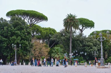Roma, İtalya - 29 Ekim 2023: Roma 'daki Terazze del Pincio tepesinin halka açık parkı, yeşil yürüyüşler için ideal bir yerdir ve şehir merkezine çok yakındır.