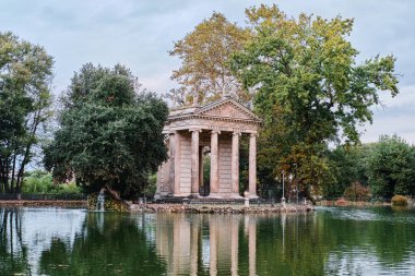 Roma, İtalya - 5 Kasım 2023: Asclepius Tapınağı Villa Borghese bahçelerindeki yapay gölün ortasında yer aldı
