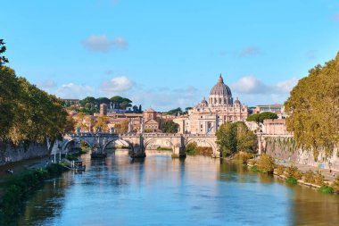 Roma, İtalya - 4 Kasım 2023: Tiber Nehri manzarası, Sant Angelo Köprüsü ve St. Peters Bazilikası