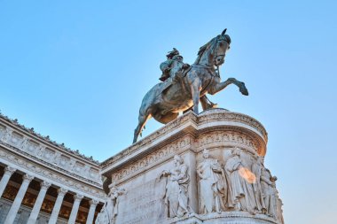 Roma, İtalya - 29 Ekim 2023: Vittorio Emanuele 'nin Binicilik Heykeli, Altare della Patria, Piazza Venezia gün batımında