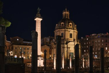 Roma, İtalya - 30 Ekim 2023: Trajan sütunlu Roma harabeleri ve Meryem 'in Kutsal İsminin Kilisesi (Santa Maria di Loreto ve Santissimo Nome di Maria). Roma 'nın gece manzarası