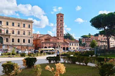 Roma, İtalya - 29 Ekim 2023: Cosettin Kilisesi 'nde Santa Maria' nın çan kulesi