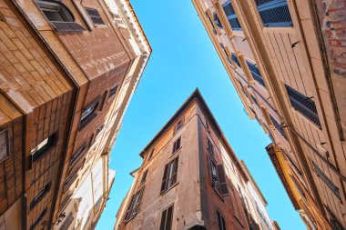 Roma, İtalya - 29 Ekim 2023: Eski Tarihi Sokaklar ve şehir merkezinde tipik Roma mimari tarzı