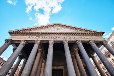 Roma, İtalya - 2 Kasım 2023: Antik Pantheon tapınağı ve kilisesi cephesi
