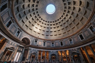 Roma, İtalya - 2 Kasım 2023: Muhteşem antik Roma tapınağı Pantheon 'un iç görünümü ve beton kubbe