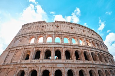 Roma, İtalya - 4 Kasım 2023: Kolezyum, Roma İmparatorluğu 'nun Mimari Harikası (Colosseo) mavi gökyüzü arka planı ve bulutları