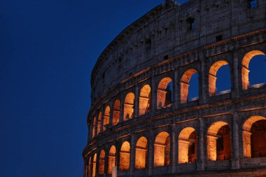 Roma, İtalya - 4 Kasım 2023: Kolezyum, Roma İmparatorluğu 'nun Mimari Harikası (Colosseo), Gece Görüşü