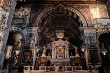 Roma, İtalya - 4 Kasım 2023: Aracoeli 'deki Santa Maria Bazilikası antik taş kemerlerle iç kısımları Roma' daki kiliselerden biridir ve Capitoline tepesinde bulunur.