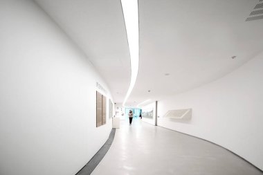 Roma, İtalya - 29 Ekim 2023: 21. yüzyıl modern sanat ve mimari müzesinin iç mimarisi, bina Zaha Hadid tarafından tasarlandı