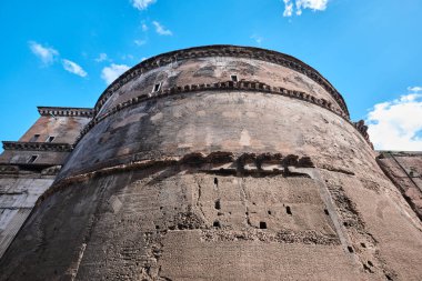 Roma, İtalya - 2 Kasım 2023: Antik Pantheon tapınağı ve kilisesinin ön cephesi