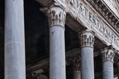 Roma, İtalya - 2 Kasım 2023: Antik Pantheon tapınağı ve sütun başkentinin dış cephesi